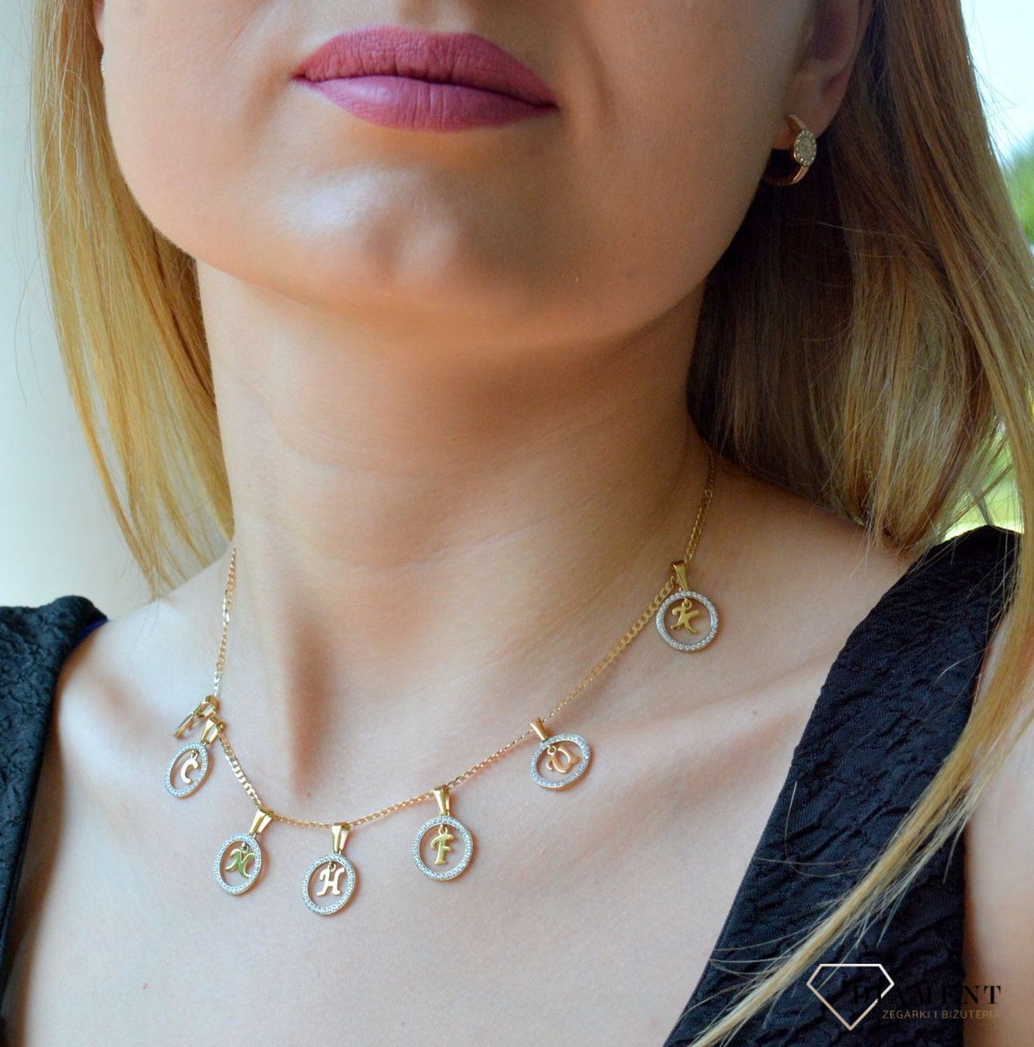 Złota zawieszka 333 literka O w kółeczku ozdobionym cyrkoniami Z-441 O. Piękny, złoty wisiorek o ciekawym wzorze wykonany z żółtego złota próby 333. Personalizowana zawieszka to doskonały pomysł na prezent dla każdej kobiety..jpg